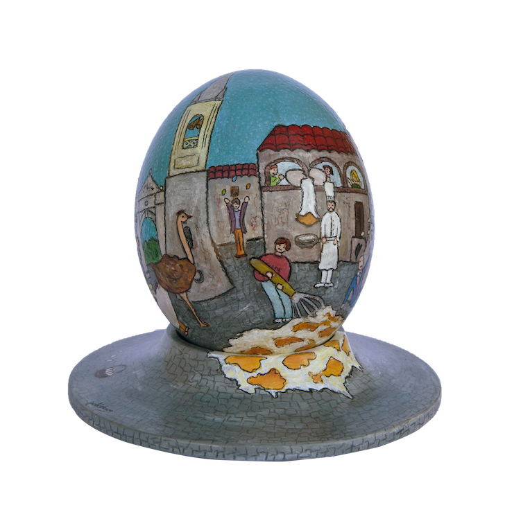 Œuf décoré d’une scène animée de place, avec des cuisiniers, une autruche et une grande omelette peinte débordant à la base.