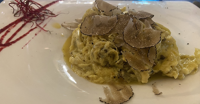 un piatto di strapazzata di uova al tartufo