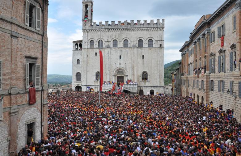 Immagine: La Festa dei Ceri in Gubbio, Piazza del Comune filled with crowd 