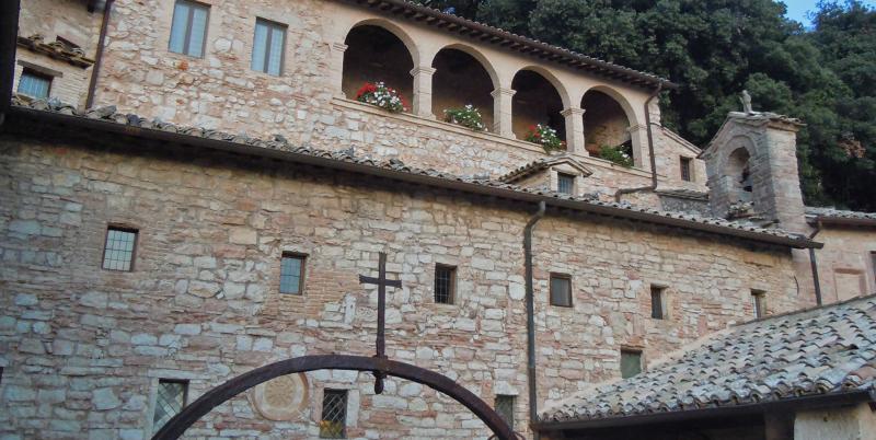 Eremo delle Carceri: antico santuario in pietra sul Monte Subasio, immerso nel verde e nella spiritualità francescana.