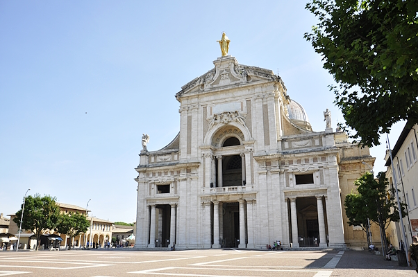Facciata della Basilica di Santa Maria degli Angeli ad Assisi, con la statua dorata della Madonna sulla sommità