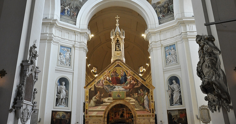 Interno della Basilica di S. Maria degli Angeli con la Porziuncola, piccola chiesa affrescata, al centro dell’edificio sacro