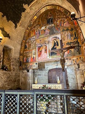 Vista dell’interno della Porziuncola, con balaustra che separa l’altare e la parte retrostante riccamente decorata