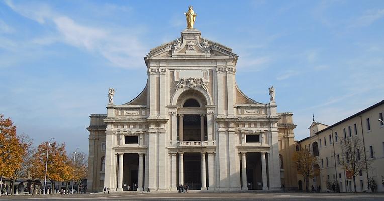 Facciata della Basilica di Santa Maria degli Angeli ad Assisi, con la statua dorata della Madonna sulla sommità.