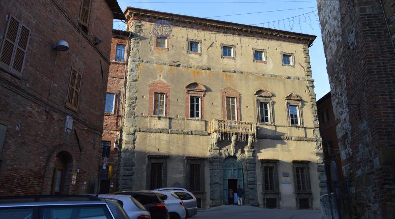 Vista della facciata principale di Palazzo della Corgna, caratterizzata da eleganti decorazioni a rilievo in pietra serena che impreziosiscono l'edificio storico.