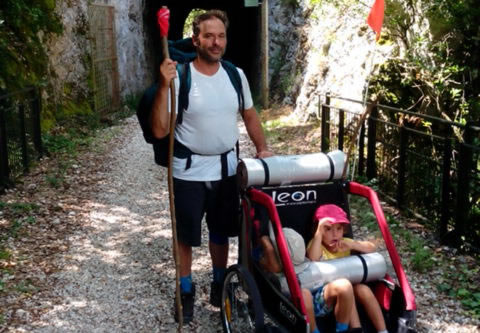 La storia di Andrea e del suo viaggio con moglie e figli