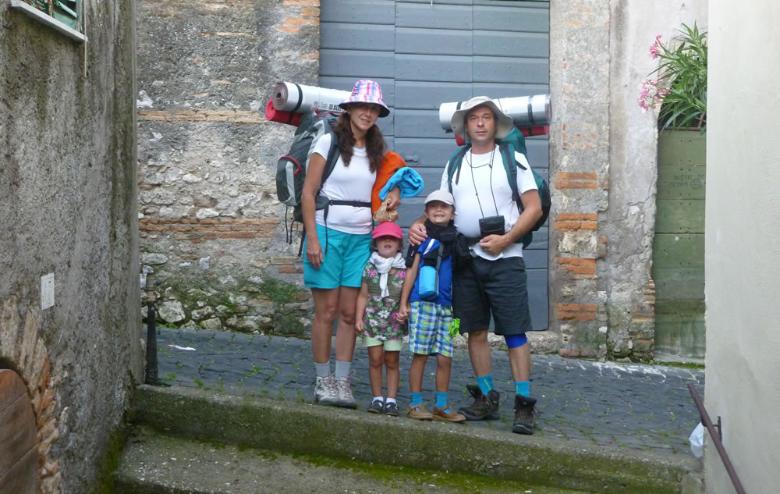 Immagine: La storia di Andrea e del suo viaggio con moglie e figli 