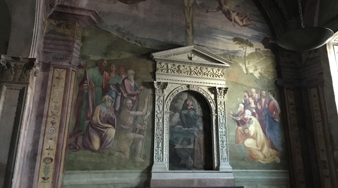 Cappella affrescata nella Cattedrale di Spoleto, con scene bibliche, decorazioni rinascimentali e un'edicola in marmo scolpito.