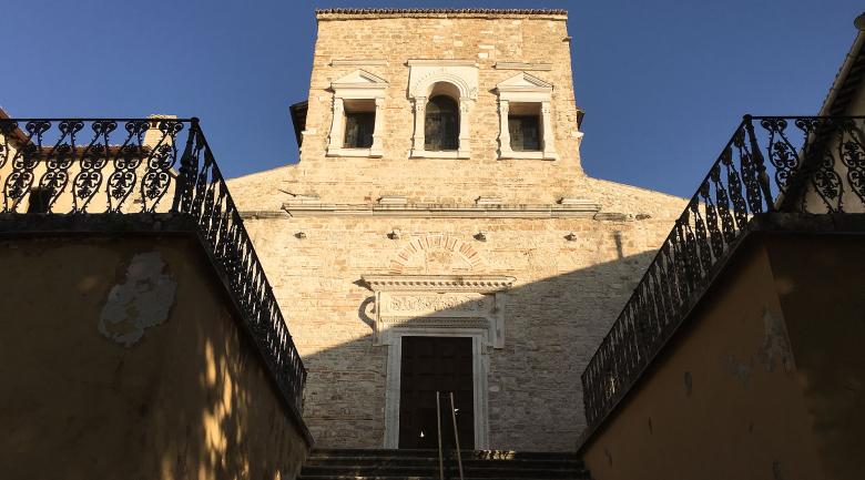 Immagine: Innenraum der Basilika San Salvatore in Spoleto mit antiken Säulen, freskierter Apsis und Kuppelgewölbe. 
