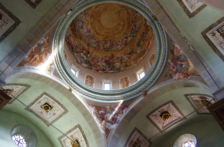Dettaglio della cupola del santuario, decorata con lucernari e affreschi.