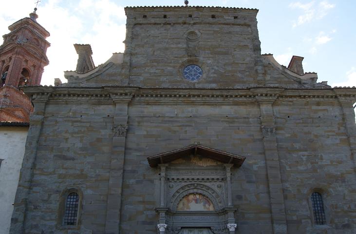 Rear facade of the sanctuary in sandstone with a portal; on the left stands the bell tower.