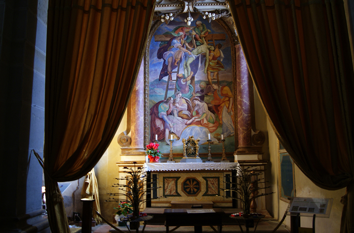 Cappella laterale con altare sormontato dall'opera di Arrigo Fiammingo “La deposizione dalla croce”.