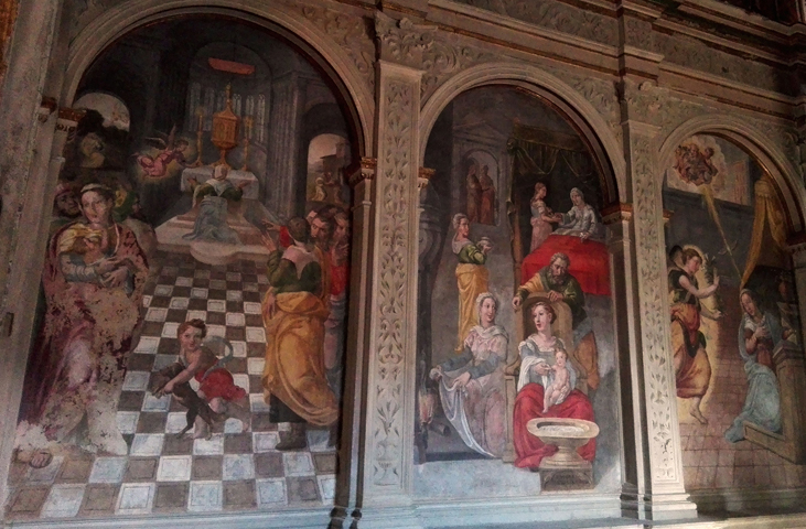 Primo piano di tre opere pittoriche situate all'interno del santuario.