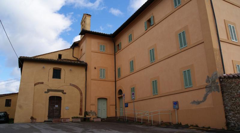 Vista panoramica dell'esterno della Chiesa di San Sebastiano, con la sua facciata semplice rivestita di intonaco, che riflette un'architettura sobria e modesta.