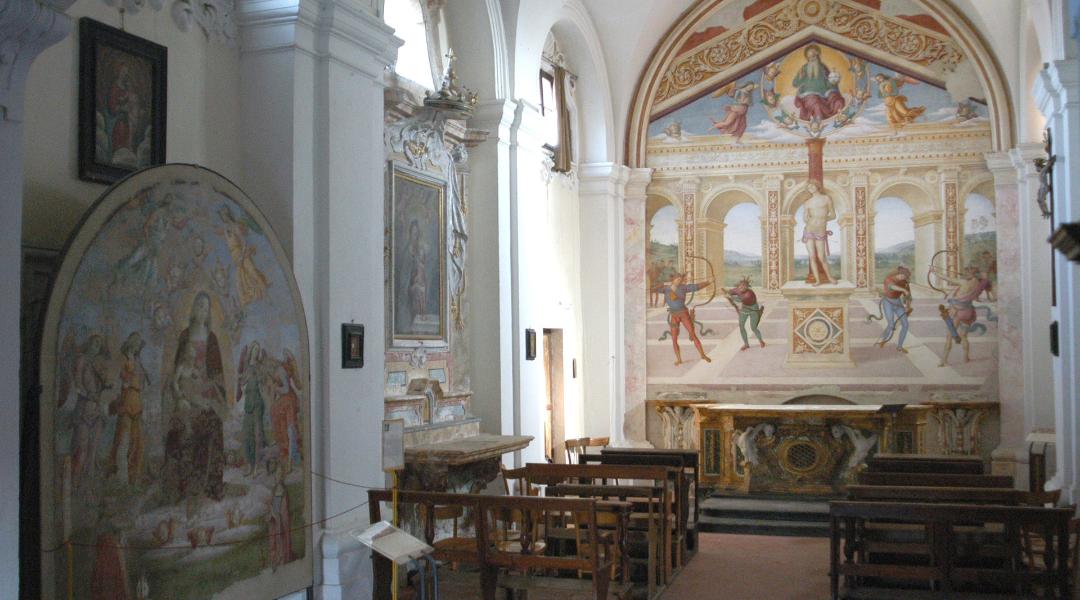 Innenansicht der Kirche: An der linken Wand befindet sich ein Gemälde der Madonna delle Grazie, während die Bänke in der Mitte des Kirchenschiffs angeordnet sind. Im Hintergrund, hinter dem Altar, ist das Meisterwerk von Perugino, 
