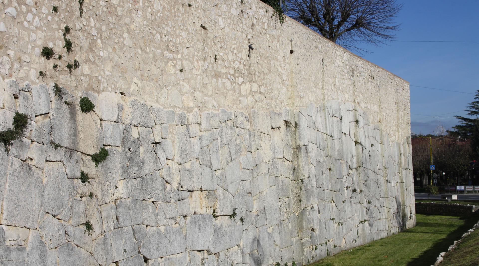 Section of the defensive walls of Amelia with overlap between the polygonal and later medieval building phases