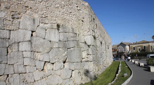  Polygonal Walls of Amelia 