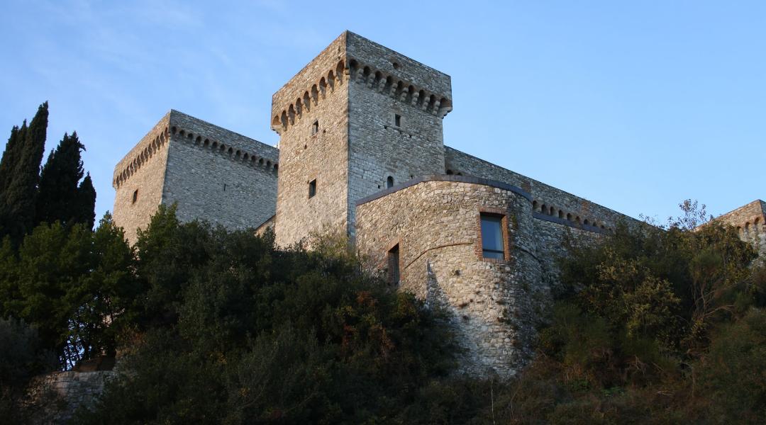 Panoramaansicht von Narni von der Albornoz-Festung aus, mit dem von Wäldern bedeckten Tal.