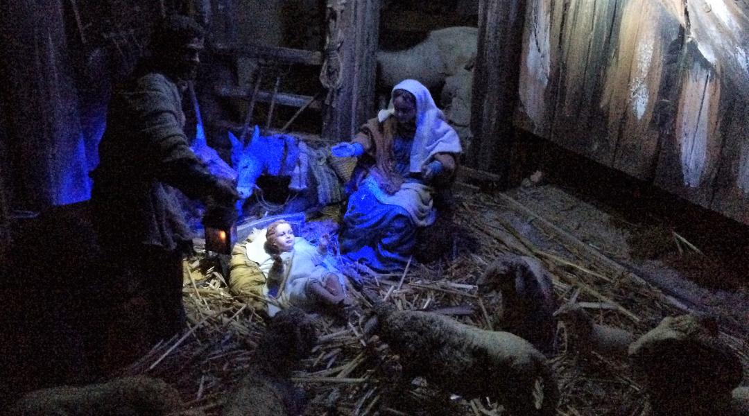 Scena della Natività nel Presepe in movimento di Penna in Teverina con Giuseppe, la Madonna e Gesù bambino accanto al bue e l’asinello