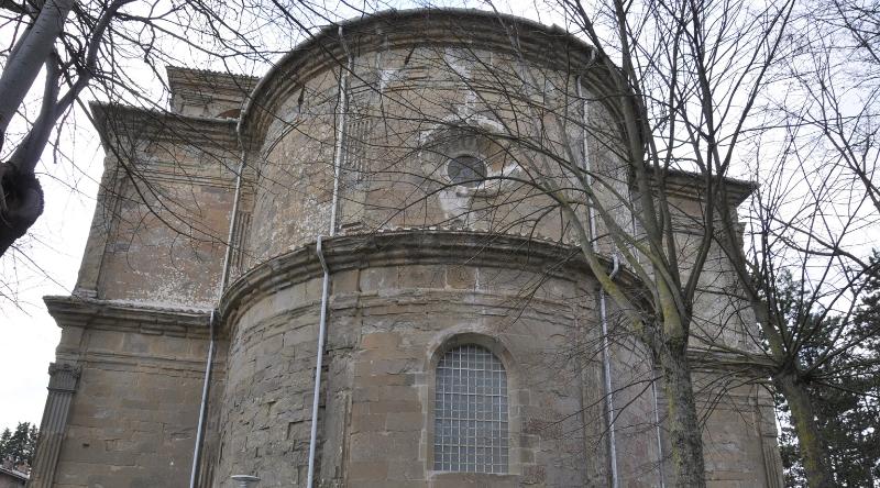 Facciata posteriore del Santuario della Madonna dei Miracoli, caratterizzata da una grande finestra centrale e un lucernario posizionato nella parte superiore, che consente l’ingresso di luce naturale all’interno dell’edificio.