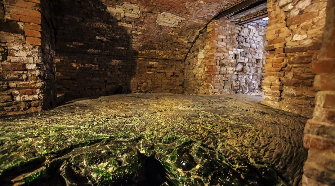 Il forno fusorio, ormai solidificato dall'ultima fusione, rappresenta una testimonianza dell'antica tecnica di lavorazione del vetro.