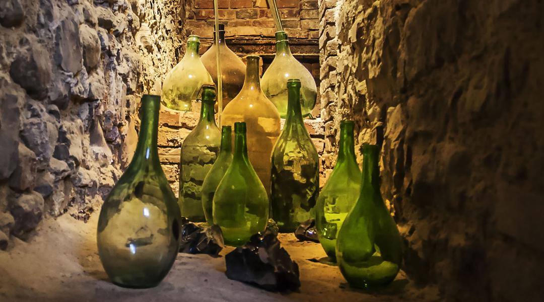 All'interno del museo, una raffinata esposizione di manufatti vetrari, tra cui damigiane e bottiglie, racconta la storia dell’arte del vetro.