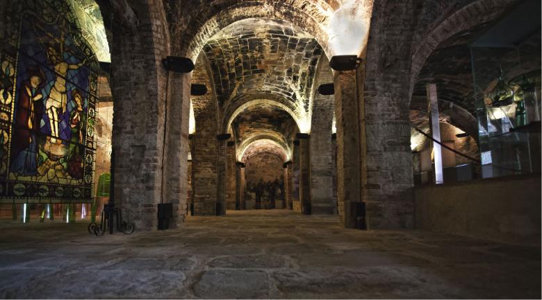  The restored interior of the Glass Museum is arranged in three large aisles, enriched with precious artifacts and works entirely made of glass. 