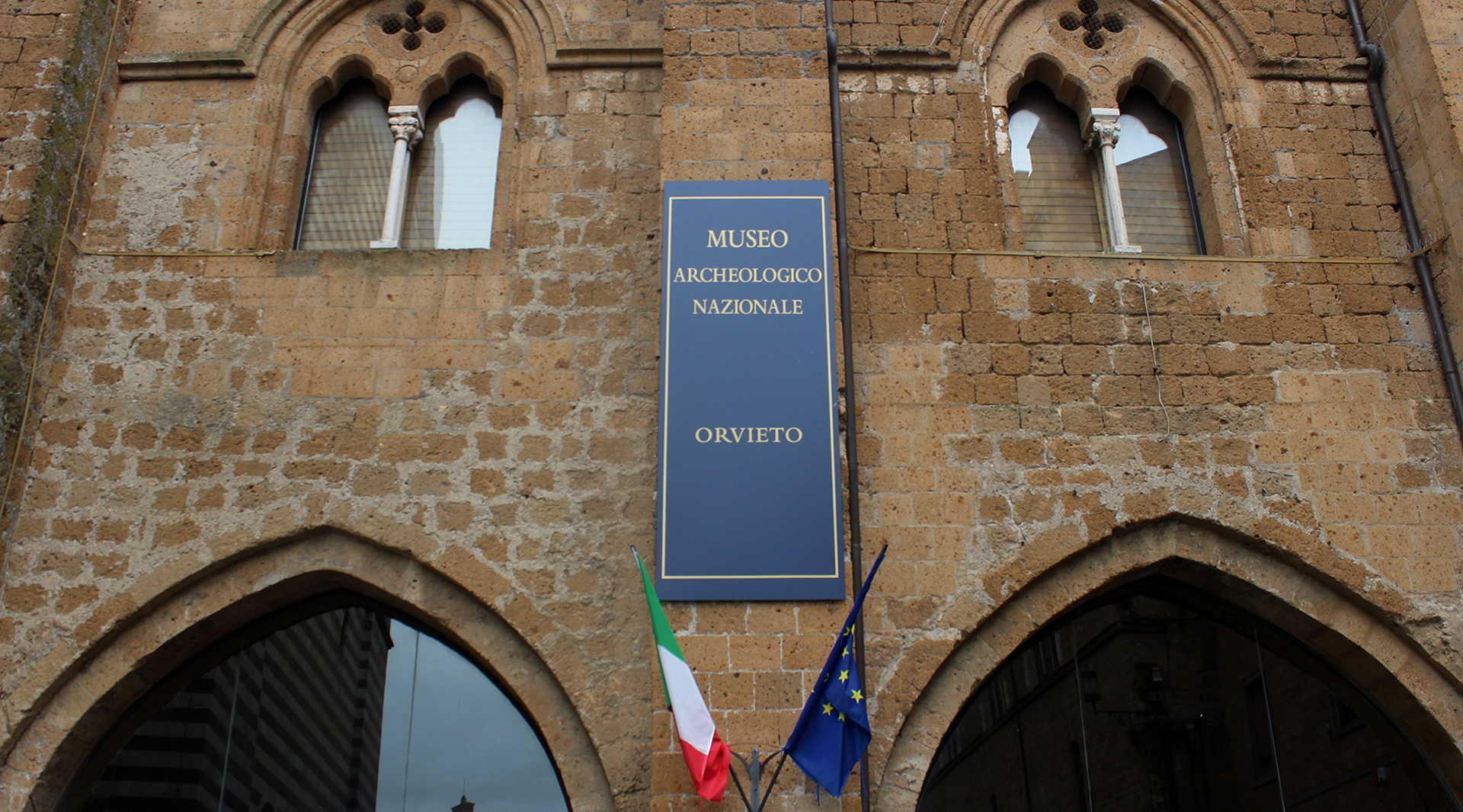 Facade of the Papal Palace of Martin IV, through which you enter the National Archaeological Museum of Orvieto.