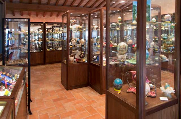 Immagine: Œufs artistiques peints à la main représentant des paysages naturels, exposés dans une vitrine du Musée de l’Ovo Pinto à Civitella del Lago. 