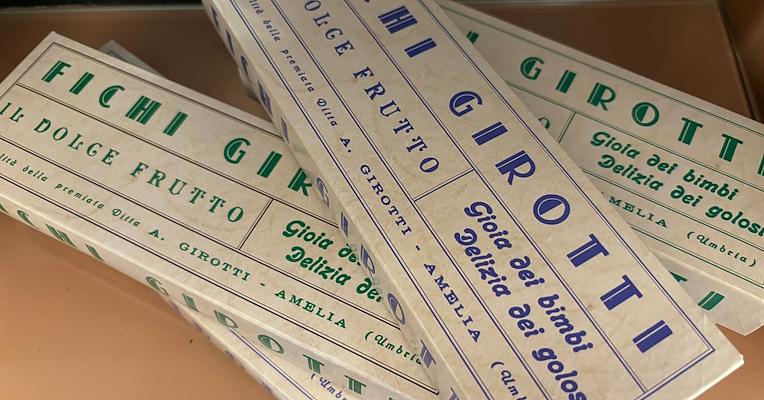 Confezioni vintage dei Fichi Girotti di Amelia con scritte blu e verdi