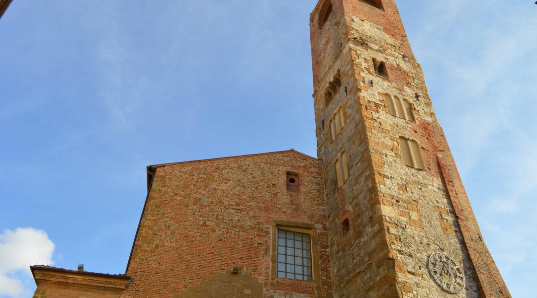 Prospettiva frontale della chiesa e del campanile dei santi Gervasio e Protasio, con la sua imponente facciata e il campanile che la sovrasta.