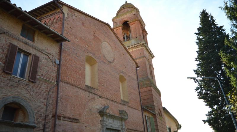 Veduta della chiesa gotica di Santa Maria dei Servi con il suo imponente campanile che svetta sullo sfondo.