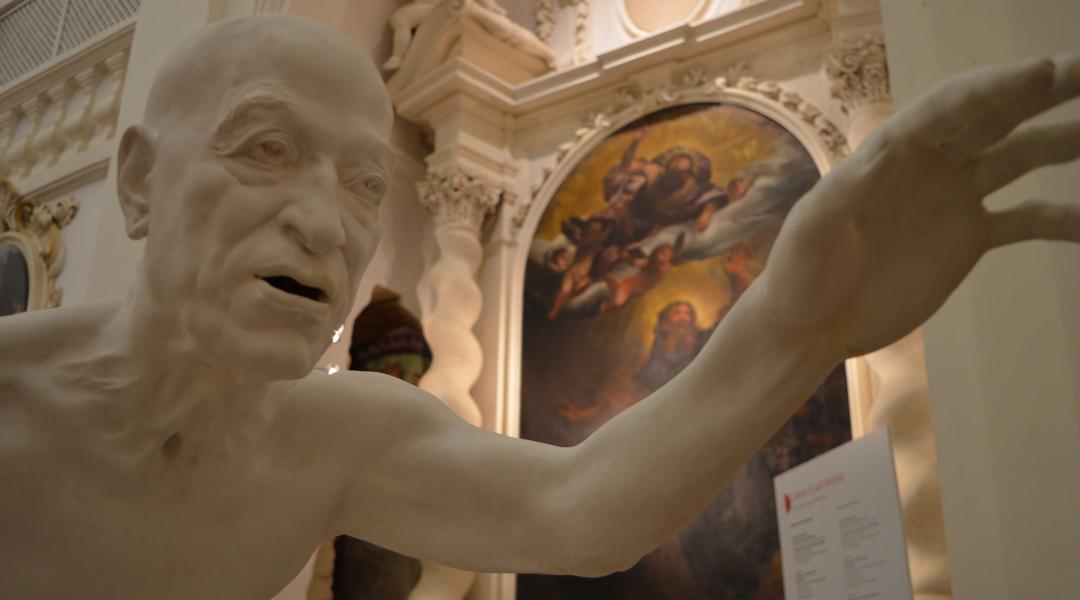 Primo piano di una scultura situata nella navata principale della chiesa, con dettagli ben definiti.