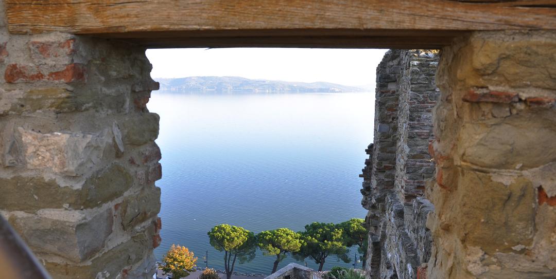 Dalla feritoia della Rocca si può ammirare un suggestivo scorcio del Lago del Trasimeno