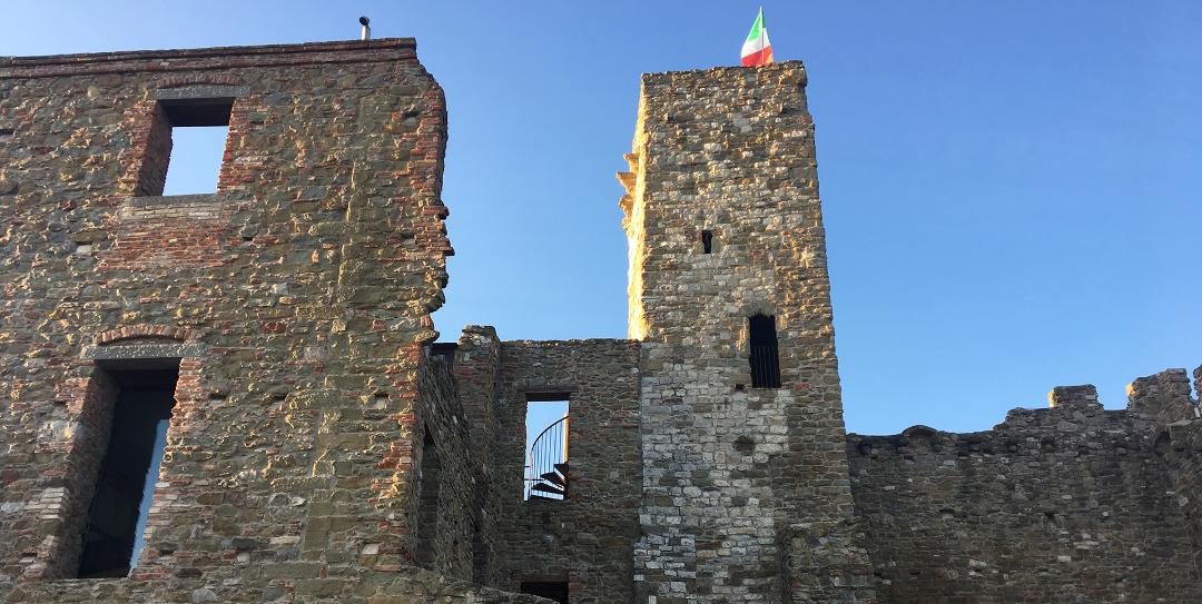 Prospettiva laterale delle mura della Rocca, accompagnata dalla vista del suo torrione