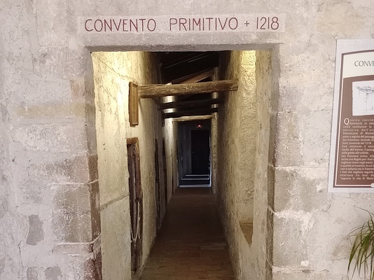 Eingang zum Kloster im Inneren der Einsiedelei des Heiligen Franziskus, wo die Inschrift über der Eingangstür „Convento Primitivo 1218“ lautet.