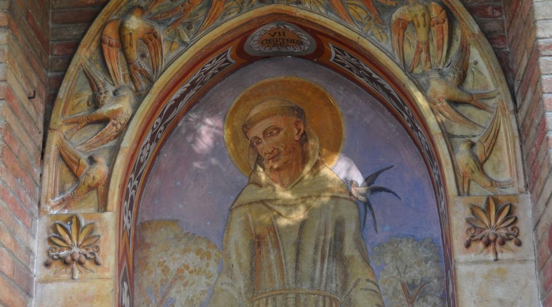 Dipinto raffigurante san Francesco con aureola, circondato da uccelli e motivi floreali sull’edicola di Piandarca.
