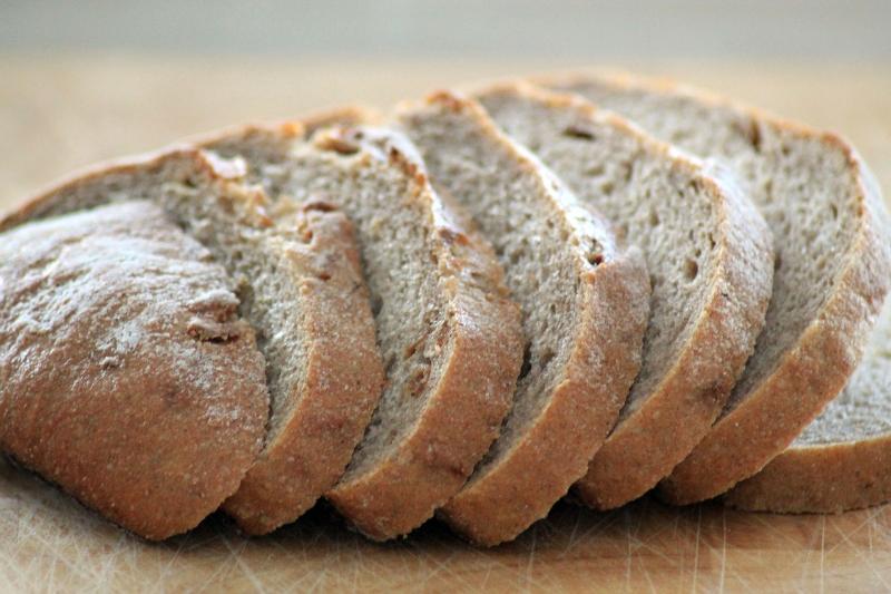 Fette di pane di Terni disposte a ventaglio su un tagliere di legno.