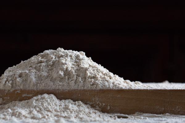  Mound of flour on a wooden board, ready for bread making. 