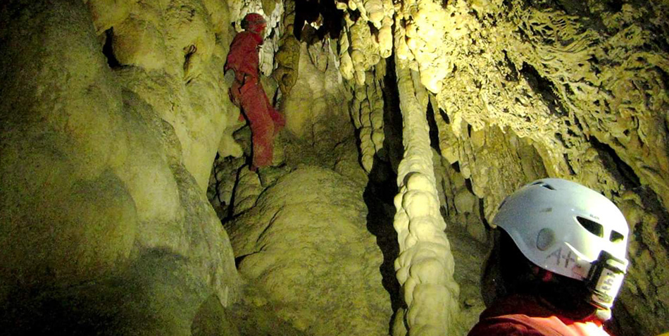 Höhlenforschung an dem Marmore Wasserfall
