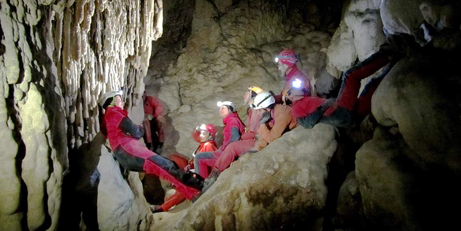 Höhlenforschung an dem Marmore Wasserfall