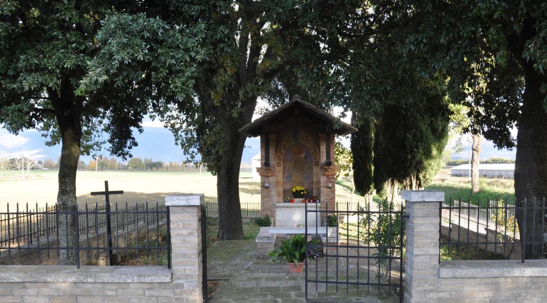 Votive shrine of Piandarca in Cannara, linked to Saint Francis’s sermon to the birds, surrounded by countryside.