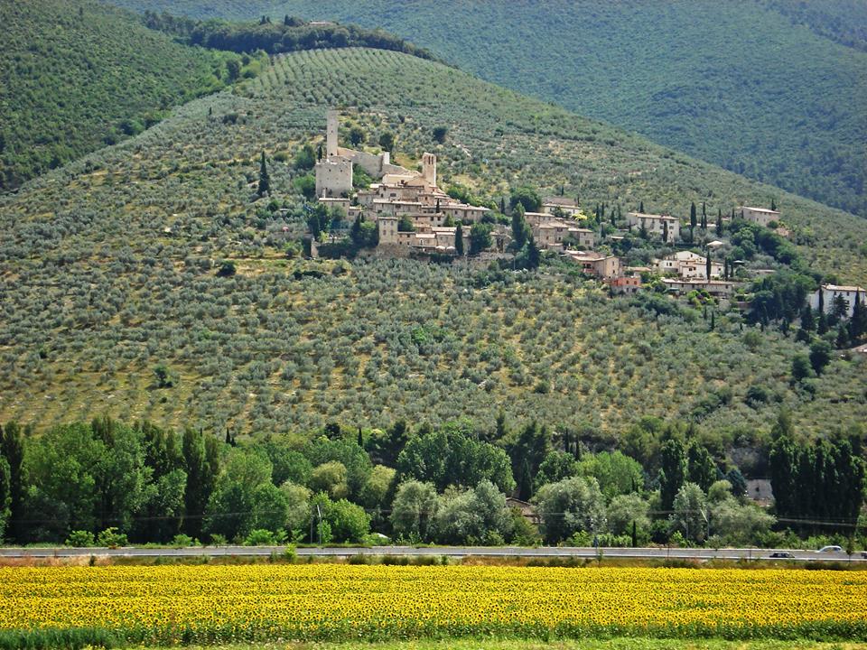 Die Quelle der Dichter: von Poreta nach Trevi: Castello di Pissignano