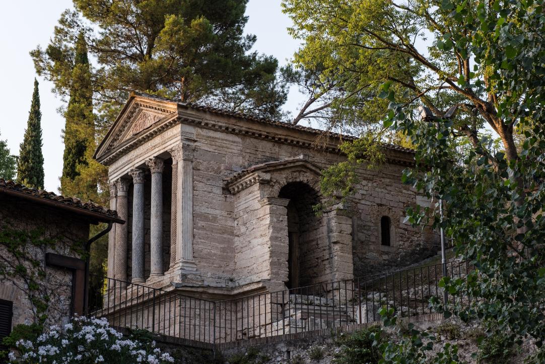 Die Quelle der Dichter: von Poreta nach Trevi: Tempietto del Clitunno