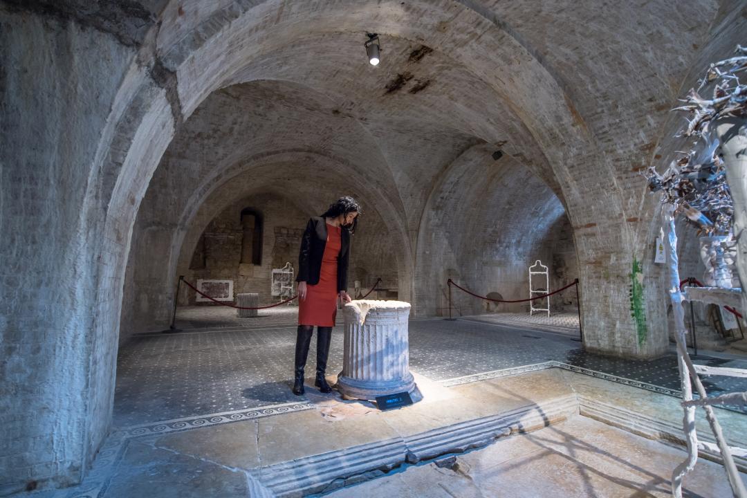 Vue de l’intérieur de la maison romaine de Spolète, avec la bouche du puits près de l’impluvium et le sol en mosaïque