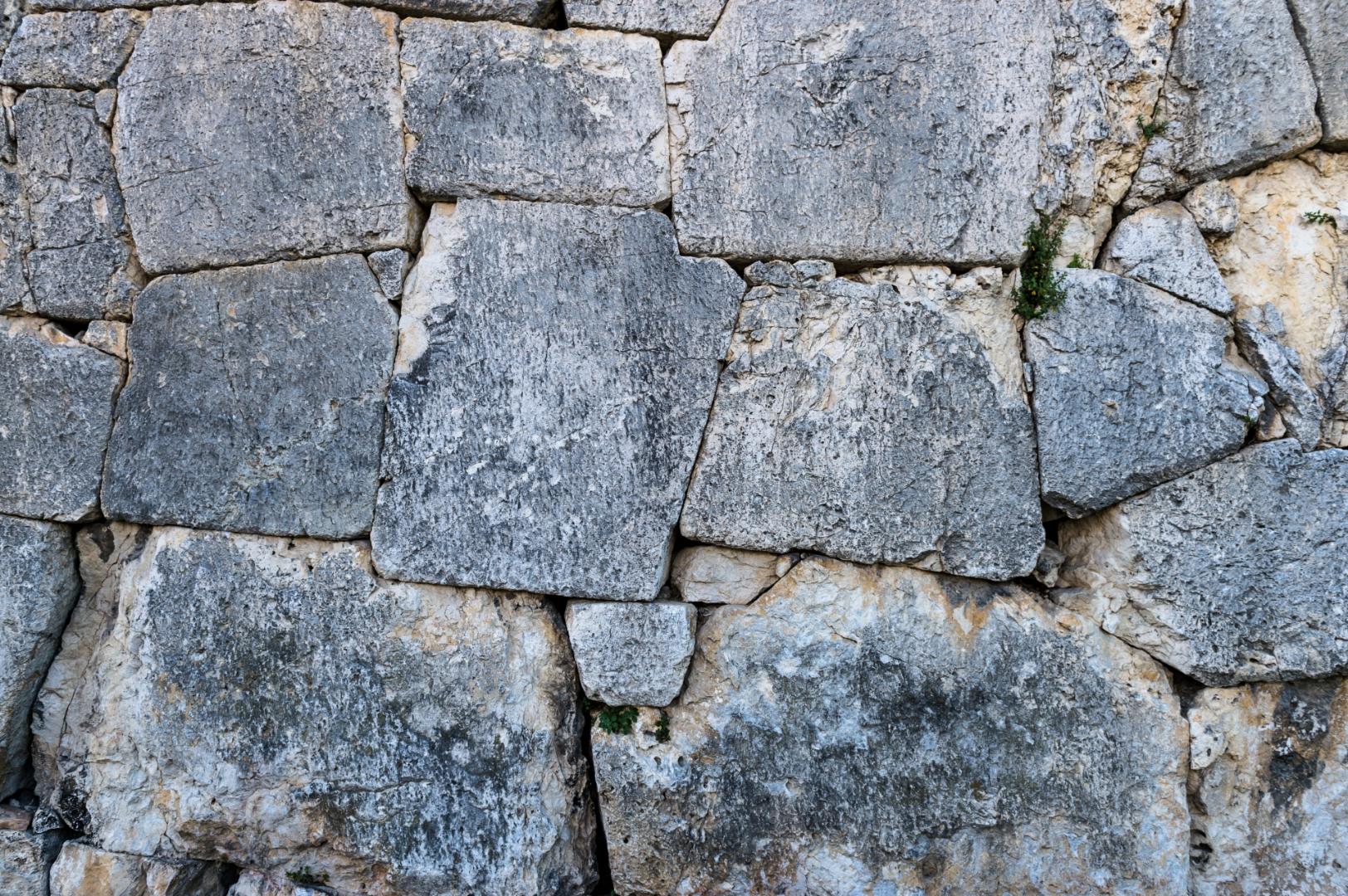 Detail of the polygonal construction technique used in the construction of the walls defending the city of Amelia. The image shows how the irregularly shaped blocks rest on each other without the use of binders