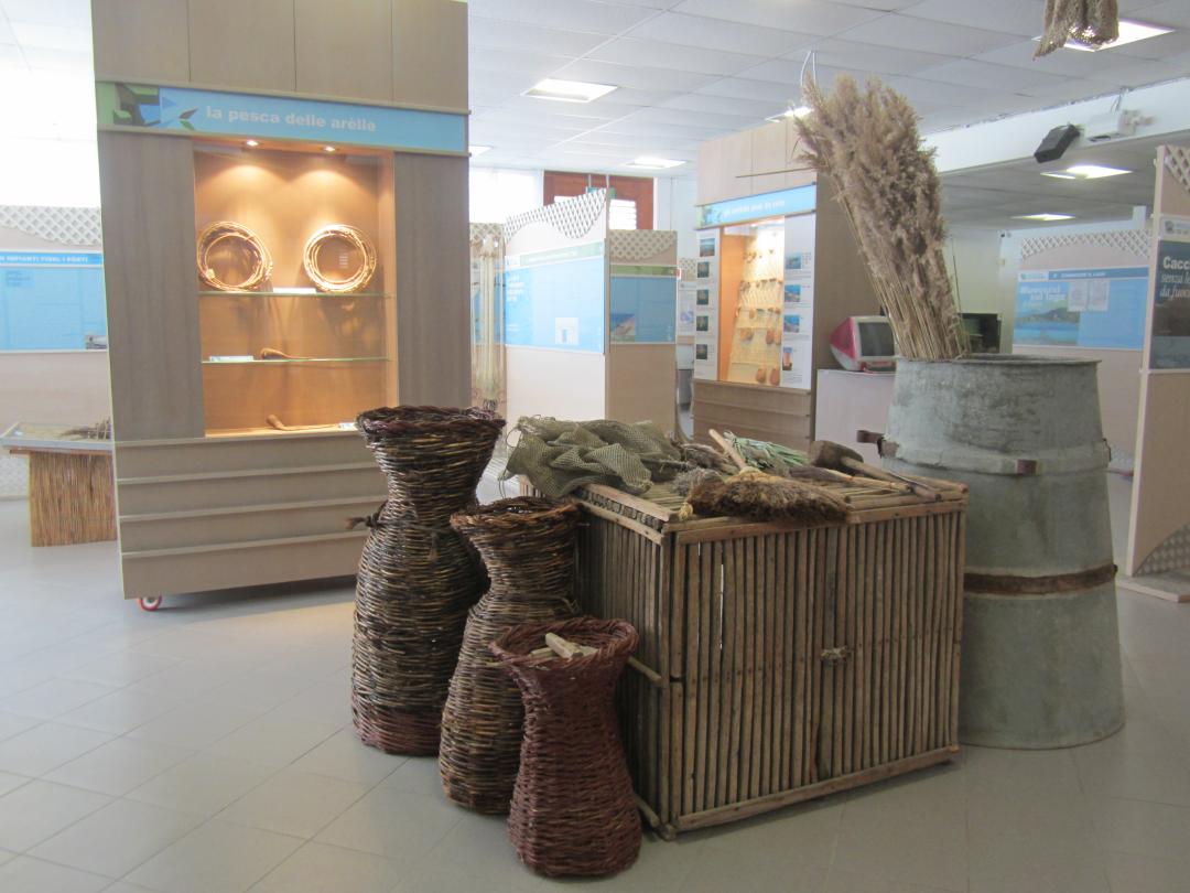Ausstellung im Fischereimuseum des Trasimenischen Sees mit traditionellen Geräten, Netzen und Informationstafeln.
