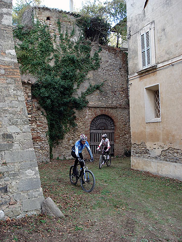 Der Corbara-See und die Wälder des Monte Peglia