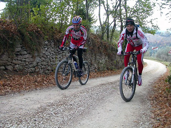 Der Corbara-See und die Wälder des Monte Peglia