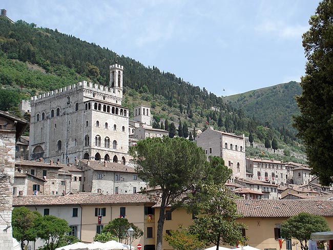 Gubbio, die Ceri und die Geheimnisse der Bottaccione-Schlucht